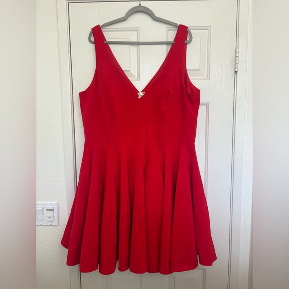 Mac Duggal Women's Plus Size Sleeveless V-Neck Fit & Flare Mini Dress - Picture 3 of 4